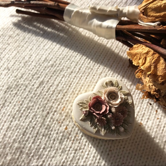 Small Ceramic Heart Shaped Box - Picture 1 of 2